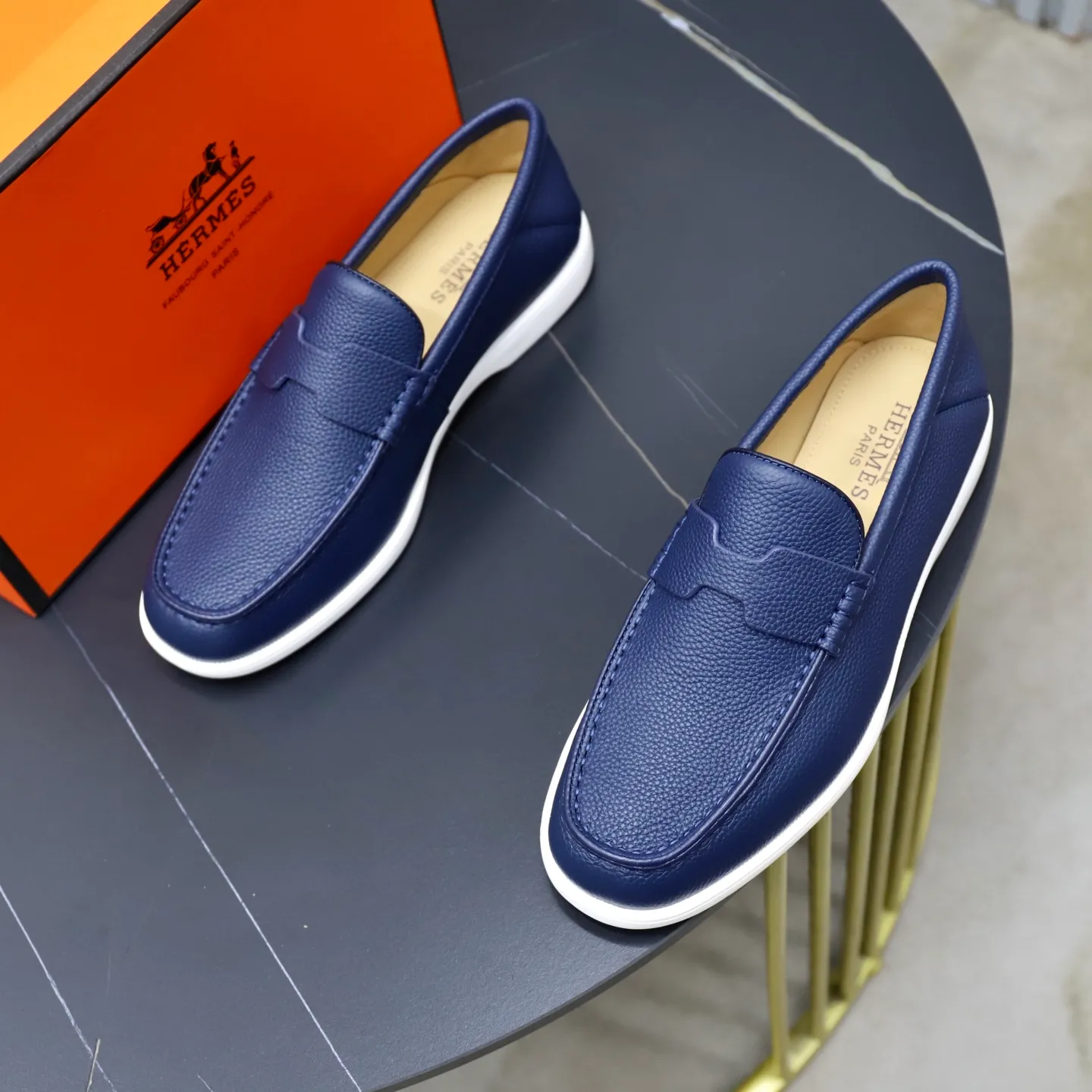 Ex-factory price: 560💰Hermès/Hermès slip-on men's shoes. This shoe is made of imported pebbled cowhide. It has simple and smooth lines and is combined with aerodynamically designed 3CM rubber foam ultra-light soles! Youthful and fashionable, classic H-shaped hardware buckle decoration, calf lining gently wraps the feet, with logo cowhide feet, casual and urban style, highlighting youthful vitality, sports and leisure version, super versatile, code number: 38-39-40-41-42-43-44 standard leather shoe size (45 can be customized but does not support returns)